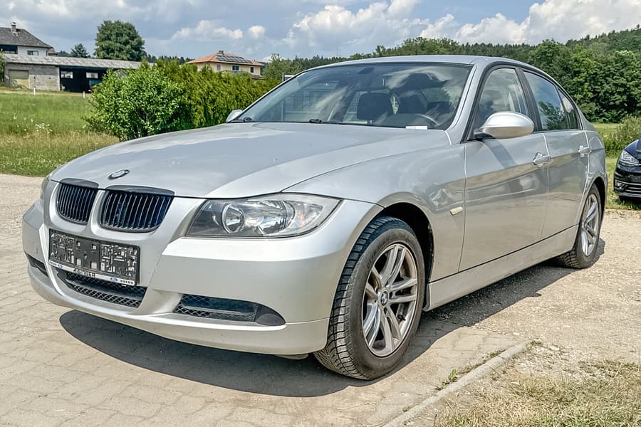 PKW BMW 320i E90 N46